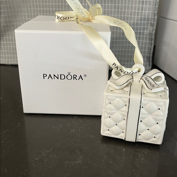Pandora 2016 Gift Box Ornament with Ribbon
new in box - Picture 2 of 6